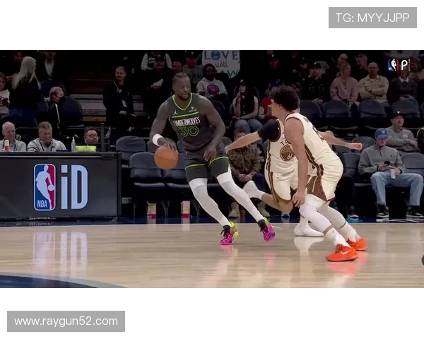 [NBA]文森特传球失误 布朗抢断反击双手灌筐.